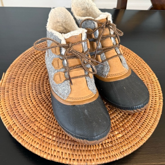Sorel Shoes - Sorel Gray and Tan Waterproof Boots- insoles‎ missing